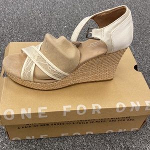 Strappy Wedge Platinum Grosgrain Lace